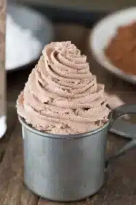 Crème Chantilly au Chocolat – Recette en Cinq Minutes